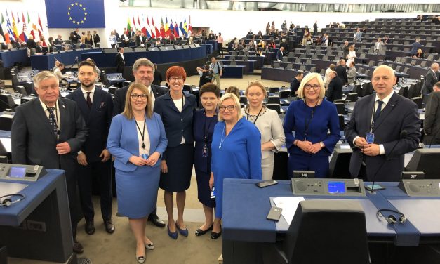 Europosłowie PiSu nie przyszli na posiedzenie Parlamentu Europejskiego z krzyżami
