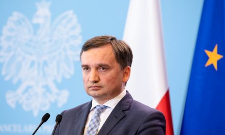 Europoseł Biedroń manipuluje artykułem Onetu o ministrze Ziobro