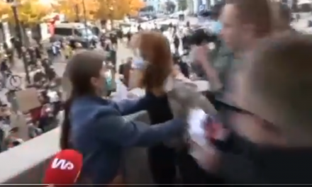 Kobieta zepchnięta ze schodów przez obrońców Kościoła? To fake news