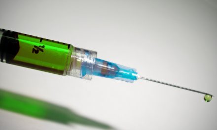 Preferencyjne warunki szczepienia urzędników? Fake news posła Szczerby