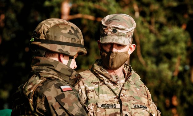 Bójka między żołnierzami Polski i USA to fake news. Prorosyjska dezinformacja w tle