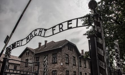 Nie, negujący Holokaust historyk nie organizował wycieczek do obozów koncentracyjnych za przyzwoleniem polskiego rządu