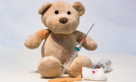 Przymusowe szczepienia dzieci w Australii i Wielkiej Brytanii? Sprawdzamy