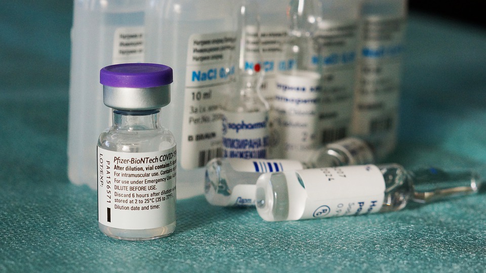 Szczepionka Pfizera zabija 40x więcej seniorów niż COVID? To fakenws