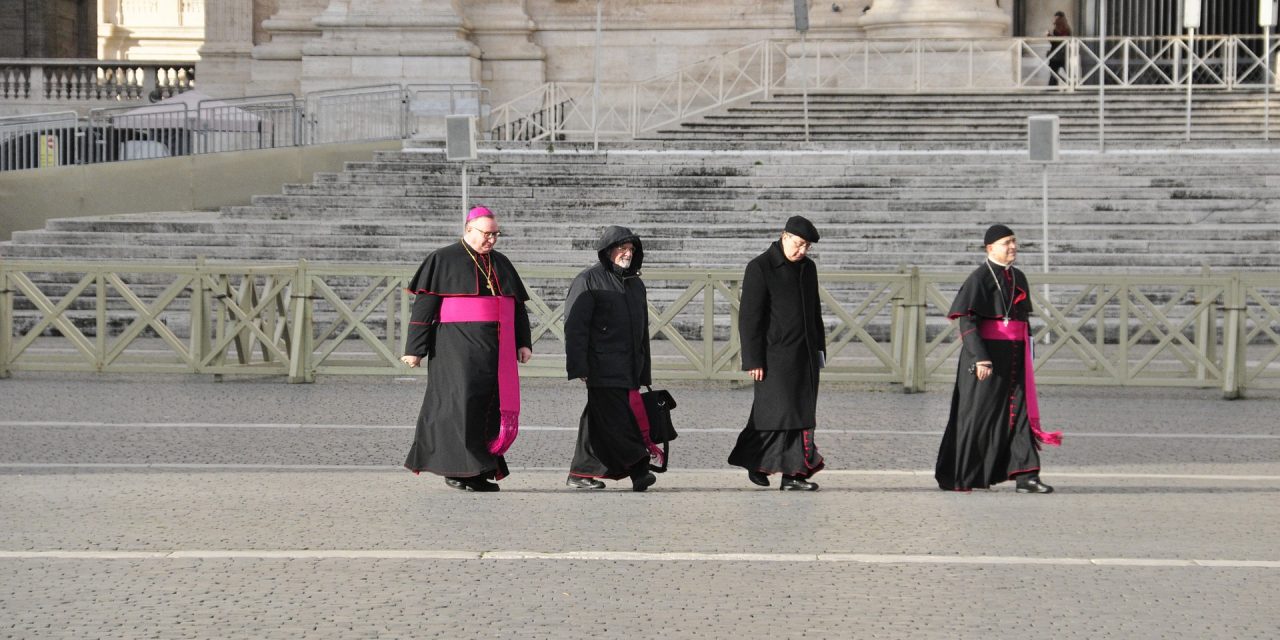 Polscy biskupi pilnie wezwani do Watykanu? Rzecznik KEP wyjaśnia