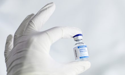Australijskie prawodawstwo określa szczepionkę na Covid-19 jako „truciznę”? Weryfikujemy