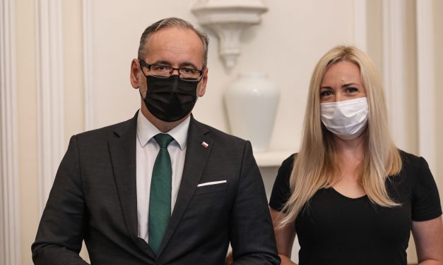 Odznaczona kobieta szczepiła wcześniej ministra zdrowia i&nbsp;brała udział w&nbsp;prowokacji? Weryfikujemy