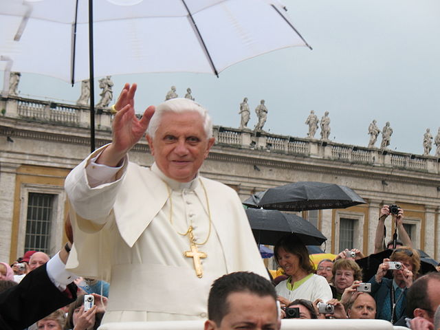 Nie, to zdjęcie nie przedstawia Josepha Ratzingera wykonującego gest „Heil Hitler”