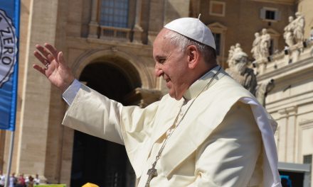 Nie, Papież nie pocałował w rękę Rockefellera, Kissingera, ani Rothschilda