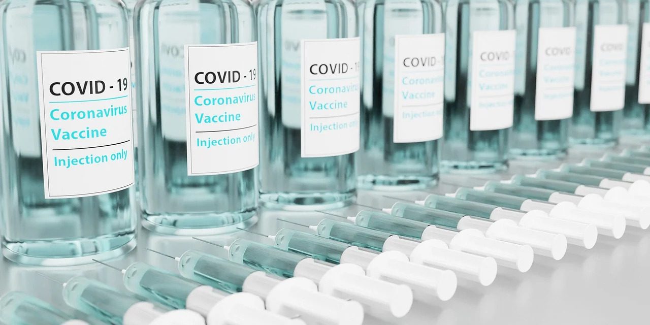 Szczepienie przeciwko covid-19 nie jest eksperymentem medycznym? Wyjaśniamy.