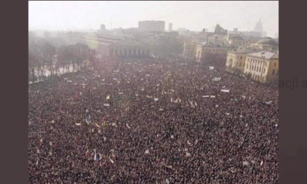Nie, to nie protest przeciw obostrzeniom w Austrii. Zdjęcie zrobiono 30 lat temu w Moskwie