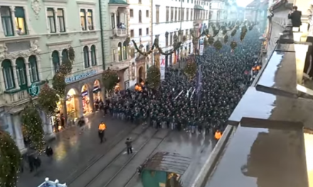 Nie, film nie pokazuje masowych protestów przeciwko obostrzeniom w Austrii? To przemarsz kibiców z 2019 r.