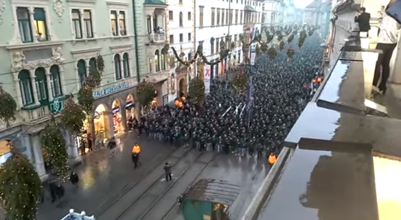 Nie, film nie pokazuje masowych protestów przeciwko obostrzeniom w Austrii? To przemarsz kibiców z 2019 r.