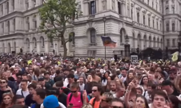 Nie, Brytyjczycy nie demonstrowali w Wigilię na Downing Street
